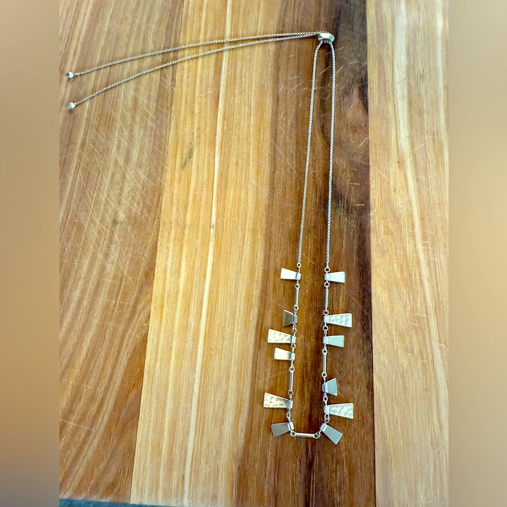 Kendra Scott gold necklace 🩷 adjustable length. EUC!